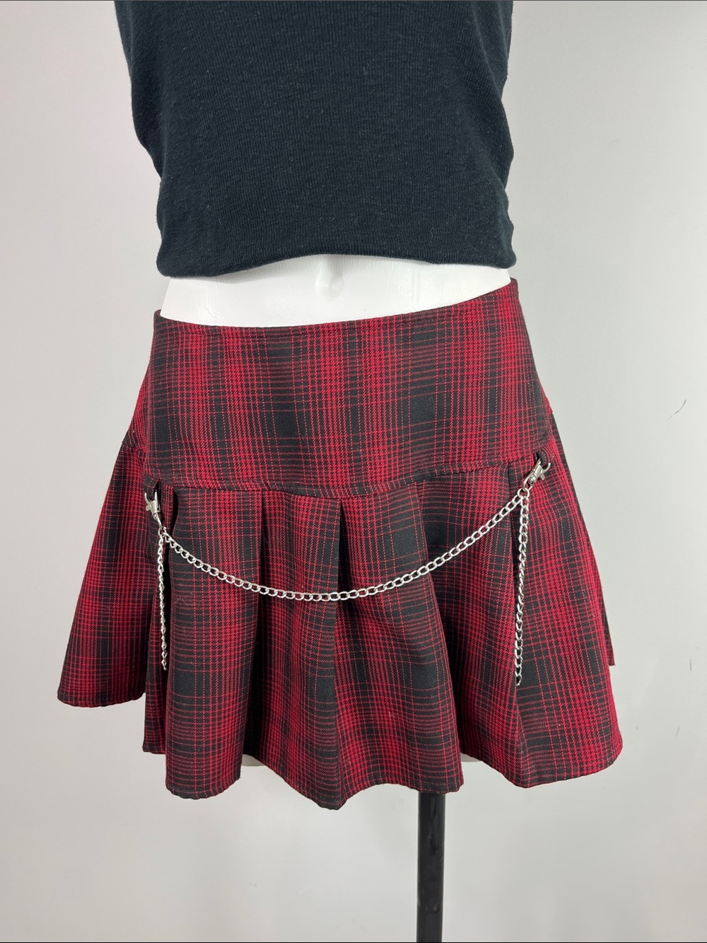 Red Plaid Pleated Skater Skirt with Silver Chain (Hot Topic) (M)